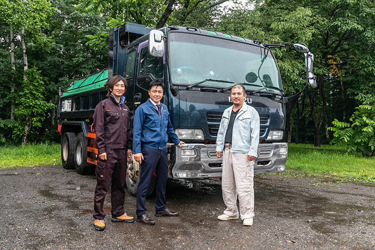 大型ダンプ車両